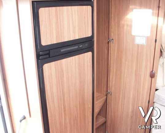 Carado T348: camper semintegrale nuovo del marchio tedesco Carado (Hymer) con letto alla francese, frigorifero grande e ampia dinette e letto basculan