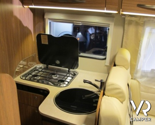 Carado T 447 Perfect 10: camper semintegrale nuovo con letto basculante, frigorifero grande e letti gemelli nella versione Perfect 10 anniversario Car