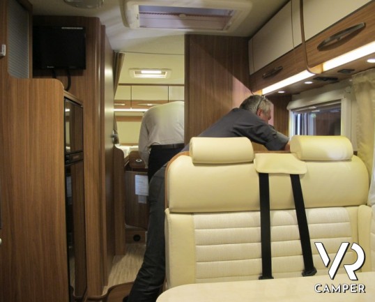 Carado T 447 Perfect 10: camper semintegrale nuovo con letto basculante, frigorifero grande e letti gemelli nella versione Perfect 10 anniversario Car