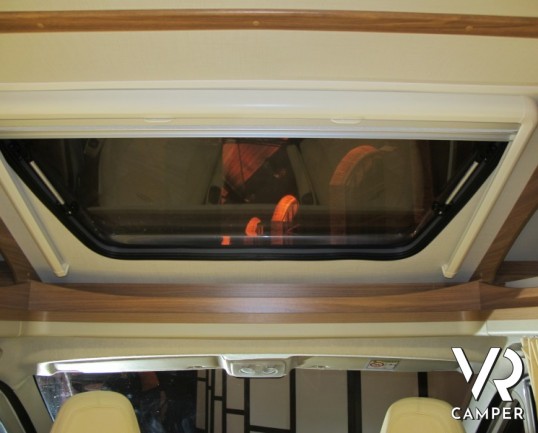 Carado T 447 Perfect 10: camper semintegrale nuovo con letto basculante, frigorifero grande e letti gemelli nella versione Perfect 10 anniversario Car