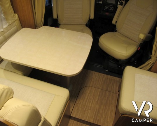 Carado T 447 Perfect 10: camper semintegrale nuovo con letto basculante, frigorifero grande e letti gemelli nella versione Perfect 10 anniversario Car