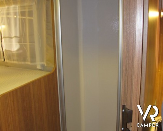 Carado T 447 Perfect 10: camper semintegrale nuovo con letto basculante, frigorifero grande e letti gemelli nella versione Perfect 10 anniversario Car