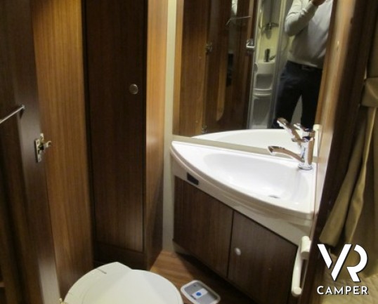 Carado T 447 Perfect 10: camper semintegrale nuovo con letto basculante, frigorifero grande e letti gemelli nella versione Perfect 10 anniversario Car