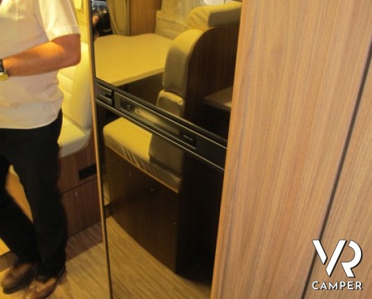 Carado T 447 Perfect 10: camper semintegrale nuovo con letto basculante, frigorifero grande e letti gemelli nella versione Perfect 10 anniversario Car