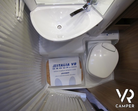 Carado T 132: camper semintegrale nuovo con letto matrimoniale posteriore, dinette trasformabile in terzo letto, sotto i sei metri di lunghezza.