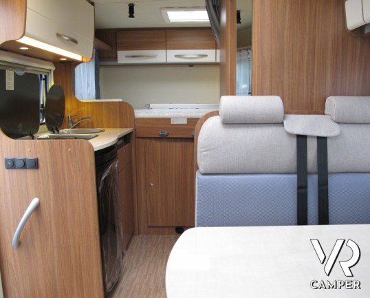 Carado T 132: camper semintegrale nuovo con letto matrimoniale posteriore, dinette trasformabile in terzo letto, sotto i sei metri di lunghezza.