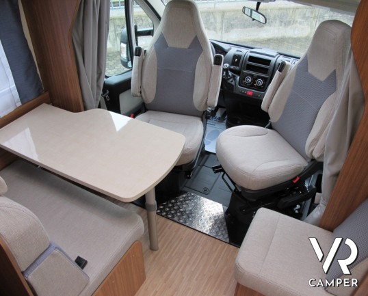 Carado T 132: camper semintegrale nuovo con letto matrimoniale posteriore, dinette trasformabile in terzo letto, sotto i sei metri di lunghezza.