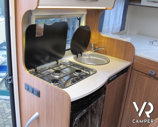 Carado T 132: camper semintegrale nuovo con letto matrimoniale posteriore, dinette trasformabile in terzo letto, sotto i sei metri di lunghezza.