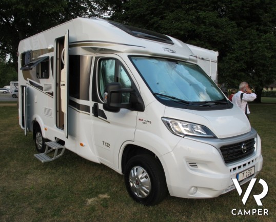 Carado T 132 - camper semintegrale nuovo compatto con garage per biciclette, letto matrimoniale posteriore e doccia separabile in bagno