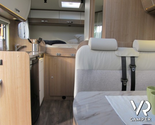 Carado T 132 - camper semintegrale nuovo compatto con garage per biciclette, letto matrimoniale posteriore e doccia separabile in bagno