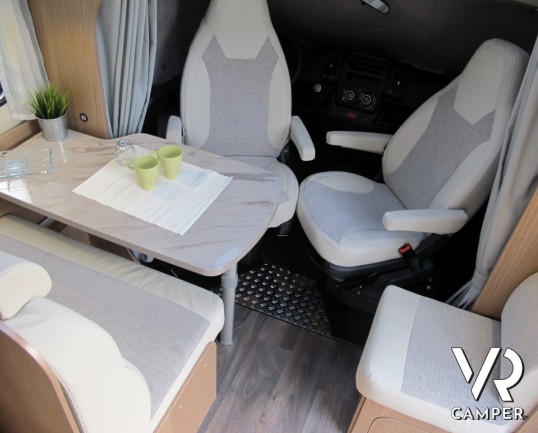 Carado T 132 - camper semintegrale nuovo compatto con garage per biciclette, letto matrimoniale posteriore e doccia separabile in bagno