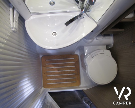 Carado T 132 - camper semintegrale nuovo compatto con garage per biciclette, letto matrimoniale posteriore e doccia separabile in bagno