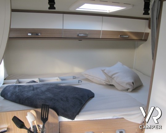 Carado T 132 - camper semintegrale nuovo compatto con garage per biciclette, letto matrimoniale posteriore e doccia separabile in bagno