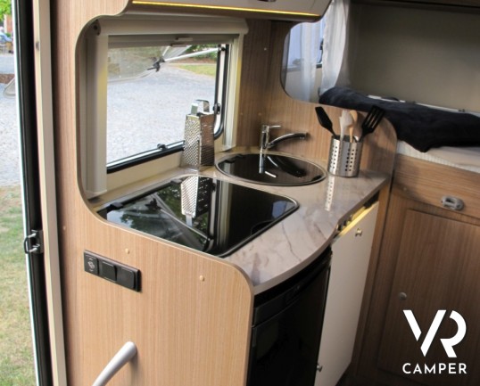 Carado T 132 - camper semintegrale nuovo compatto con garage per biciclette, letto matrimoniale posteriore e doccia separabile in bagno