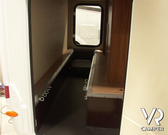 Carado T 132: camper semintegrale nuovo con letto matrimoniale posteriore, dinette trasformabile in terzo letto, sotto i sei metri di lunghezza.