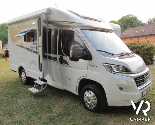 Carado T 135: camper nuovo compatto con letto alla francese posteriore, ampio bagno e dinette molto comoda