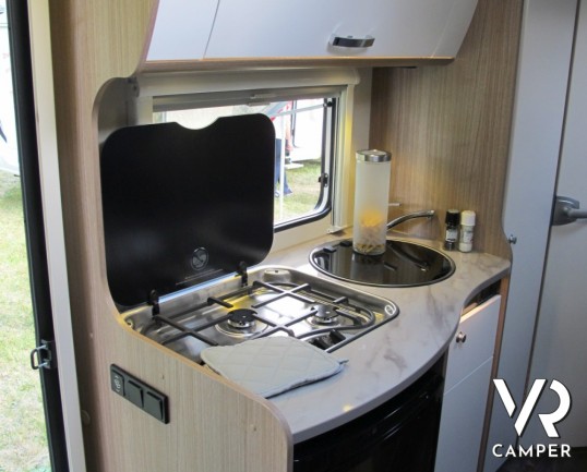 Carado T 135: camper nuovo compatto con letto alla francese posteriore, ampio bagno e dinette molto comoda