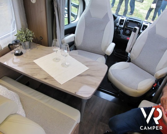 Carado T 334: camper semintegrale con letto basculante, ampio garage posteriore, bagno con doccia separata