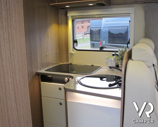 Carado T 334: camper semintegrale con letto basculante, ampio garage posteriore, bagno con doccia separata