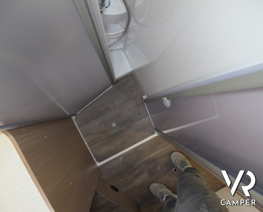 Carado T 334: camper semintegrale con letto basculante, ampio garage posteriore, bagno con doccia separata