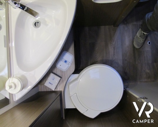 Carado T 334: camper semintegrale con letto basculante, ampio garage posteriore, bagno con doccia separata