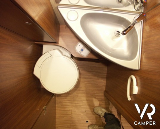 CARADO T 334: semintegrale nuovo con garage, lunghezza 6.99 metri, bagno e doccia separati e doppio armadio.