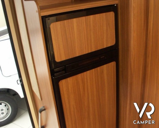 CARADO T 334: semintegrale nuovo con garage, lunghezza 6.99 metri, bagno e doccia separati e doppio armadio.