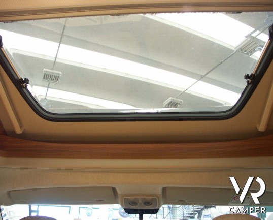 CARADO T 334: semintegrale nuovo con garage, lunghezza 6.99 metri, bagno e doccia separati e doppio armadio.