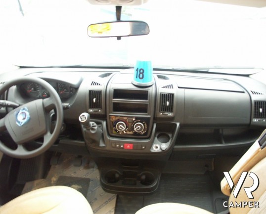 CARADO T 334: semintegrale nuovo con garage, lunghezza 6.99 metri, bagno e doccia separati e doppio armadio.