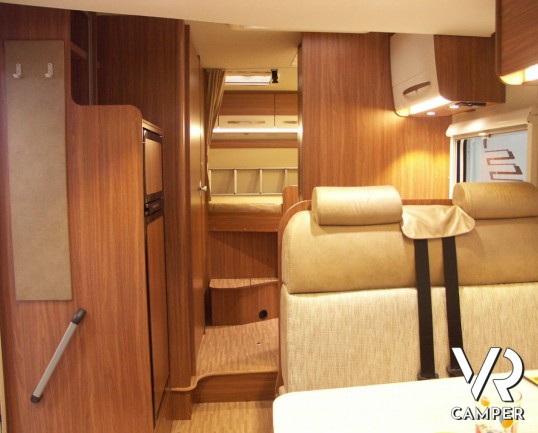 CARADO T 334: semintegrale nuovo con garage, lunghezza 6.99 metri, bagno e doccia separati e doppio armadio.