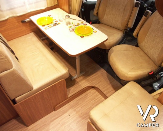 CARADO T 334: semintegrale nuovo con garage, lunghezza 6.99 metri, bagno e doccia separati e doppio armadio.