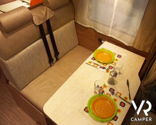 CARADO T 334: semintegrale nuovo con garage, lunghezza 6.99 metri, bagno e doccia separati e doppio armadio.