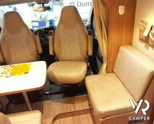 CARADO T 334: semintegrale nuovo con garage, lunghezza 6.99 metri, bagno e doccia separati e doppio armadio.