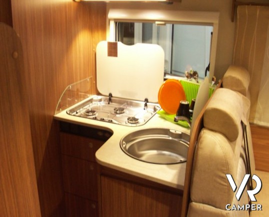 CARADO T 334: semintegrale nuovo con garage, lunghezza 6.99 metri, bagno e doccia separati e doppio armadio.