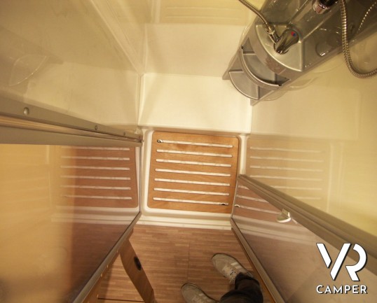 CARADO T 334: semintegrale nuovo con garage, lunghezza 6.99 metri, bagno e doccia separati e doppio armadio.