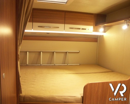 CARADO T 334: semintegrale nuovo con garage, lunghezza 6.99 metri, bagno e doccia separati e doppio armadio.