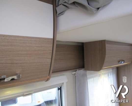 Carado T 339: camper nuovo con letto nautico posteriore e letto basculante, sotto i 7 metri di lunghezza, con garage per lo stivaggio