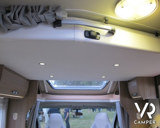 Carado T 339: camper nuovo con letto nautico posteriore e letto basculante, sotto i 7 metri di lunghezza, con garage per lo stivaggio