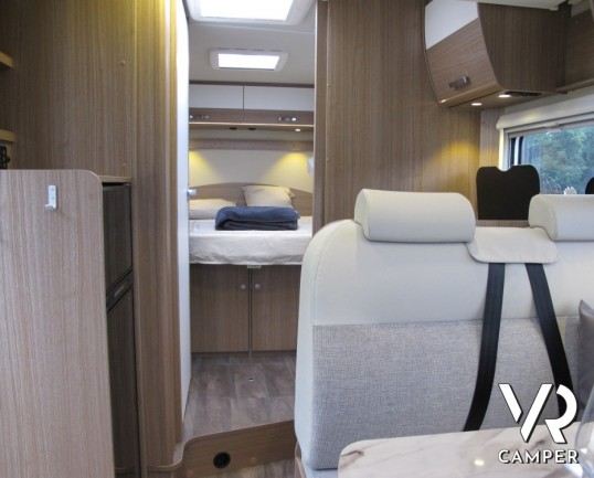 Carado T 339: camper nuovo con letto nautico posteriore e letto basculante, sotto i 7 metri di lunghezza, con garage per lo stivaggio