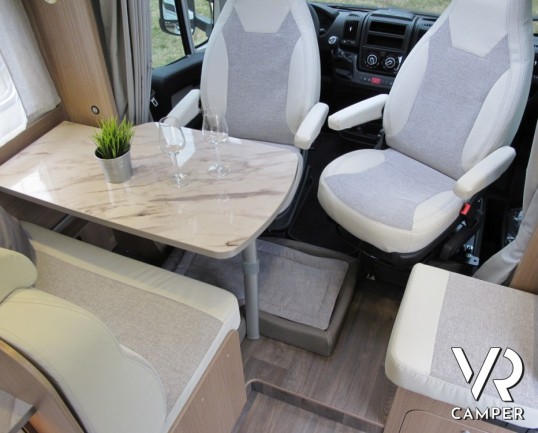 Carado T 339: camper nuovo con letto nautico posteriore e letto basculante, sotto i 7 metri di lunghezza, con garage per lo stivaggio