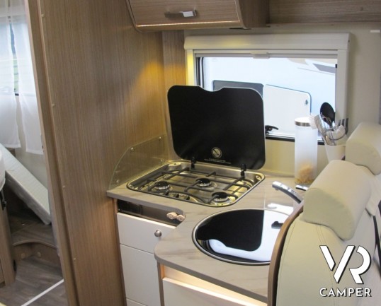 Carado T 339: camper nuovo con letto nautico posteriore e letto basculante, sotto i 7 metri di lunghezza, con garage per lo stivaggio