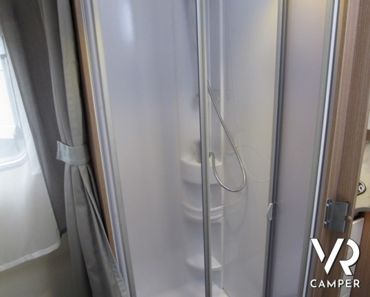 Carado T 339: camper nuovo con letto nautico posteriore e letto basculante, sotto i 7 metri di lunghezza, con garage per lo stivaggio