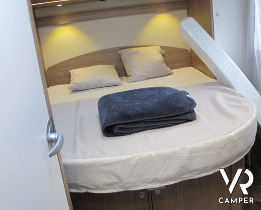 Carado T 339: camper nuovo con letto nautico posteriore e letto basculante, sotto i 7 metri di lunghezza, con garage per lo stivaggio