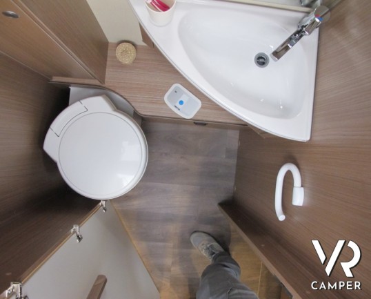 Carado T 339: camper nuovo con letto nautico posteriore e letto basculante, sotto i 7 metri di lunghezza, con garage per lo stivaggio