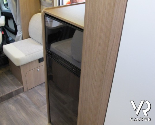 Carado T 339: camper nuovo con letto nautico posteriore e letto basculante, sotto i 7 metri di lunghezza, con garage per lo stivaggio