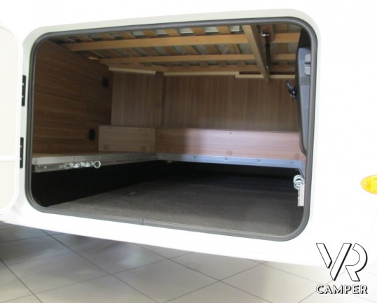 Carado T348: camper nuovo semintegrale con letto alla francese, ampio bagno e dinette, possibilità di portamoto esterno, produzione tedesco