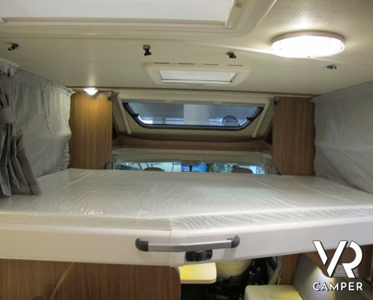 Carado T348: camper nuovo semintegrale con letto alla francese, ampio bagno e dinette, possibilità di portamoto esterno, produzione tedesco