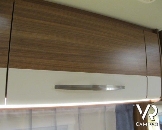 Carado T348: camper nuovo semintegrale con letto alla francese, ampio bagno e dinette, possibilità di portamoto esterno, produzione tedesco