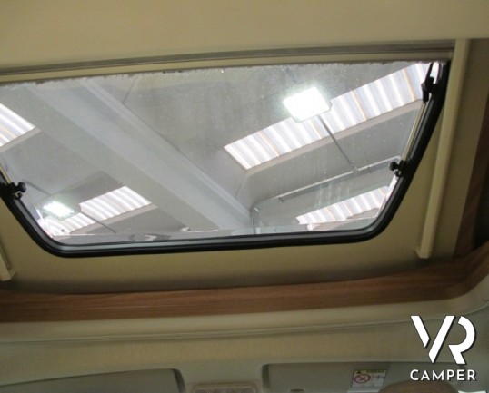 Carado T348: camper nuovo semintegrale con letto alla francese, ampio bagno e dinette, possibilità di portamoto esterno, produzione tedesco