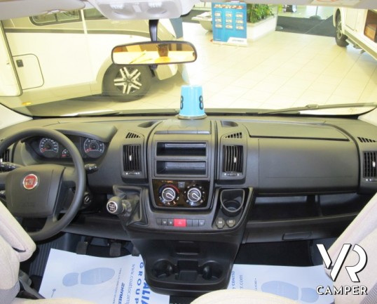 Carado T348: camper nuovo semintegrale con letto alla francese, ampio bagno e dinette, possibilità di portamoto esterno, produzione tedesco